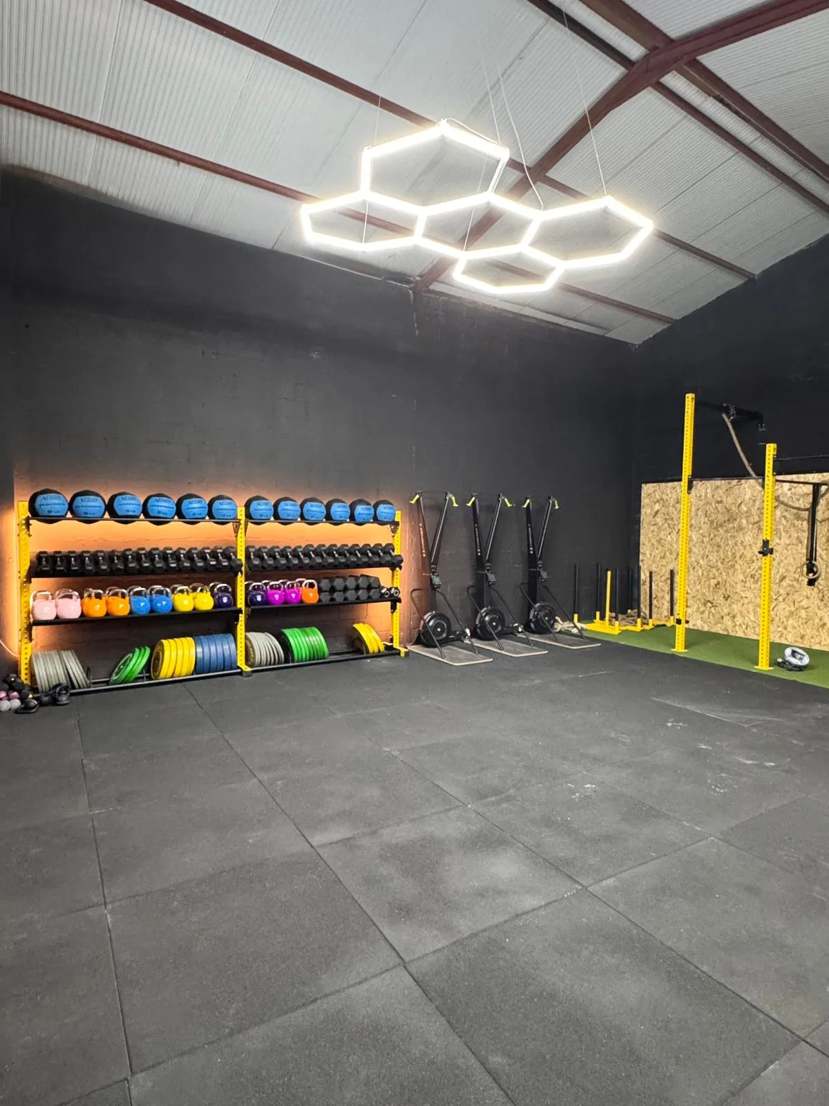 Equipamiento H&H Fitness: kettlebells, wall balls y discos